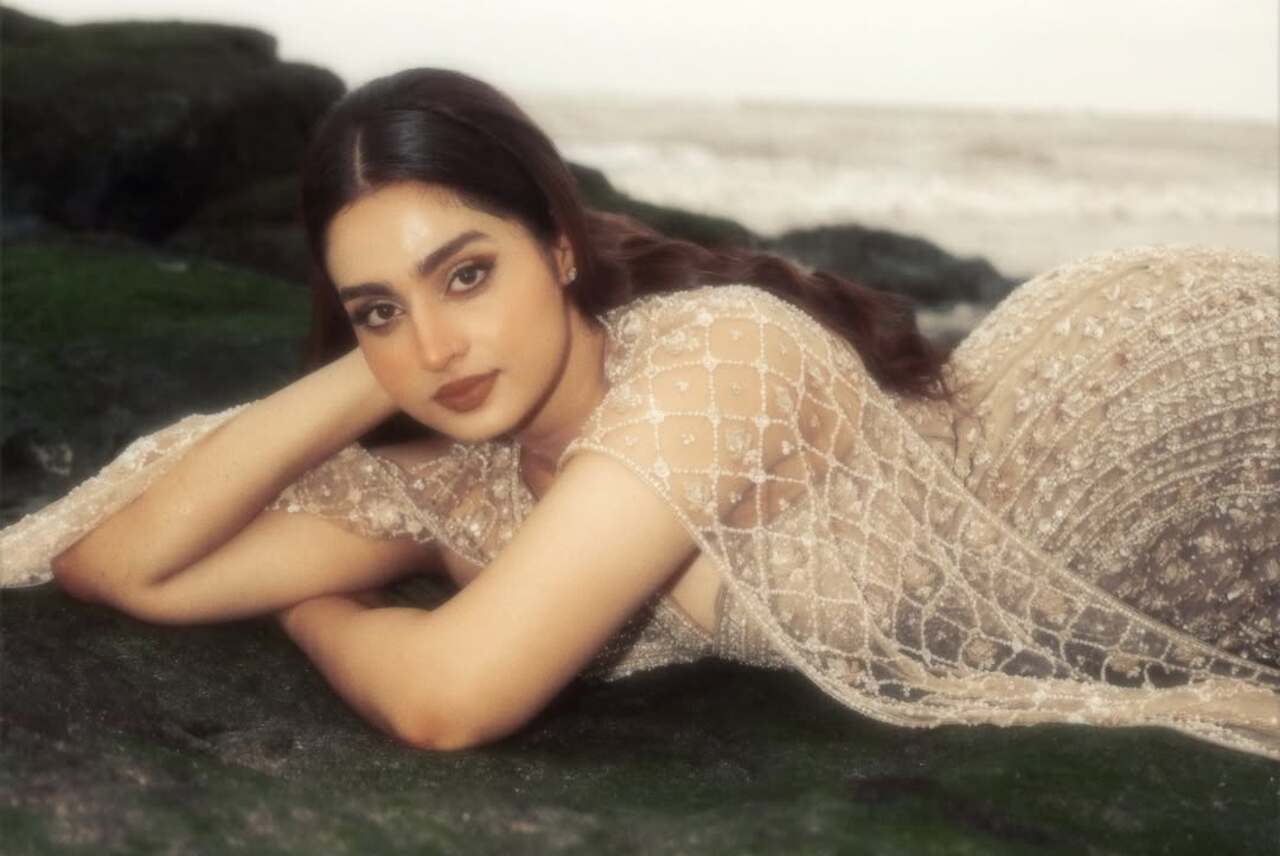 Glamorous and gorgeous, Ayesha keeps it all glam for this one